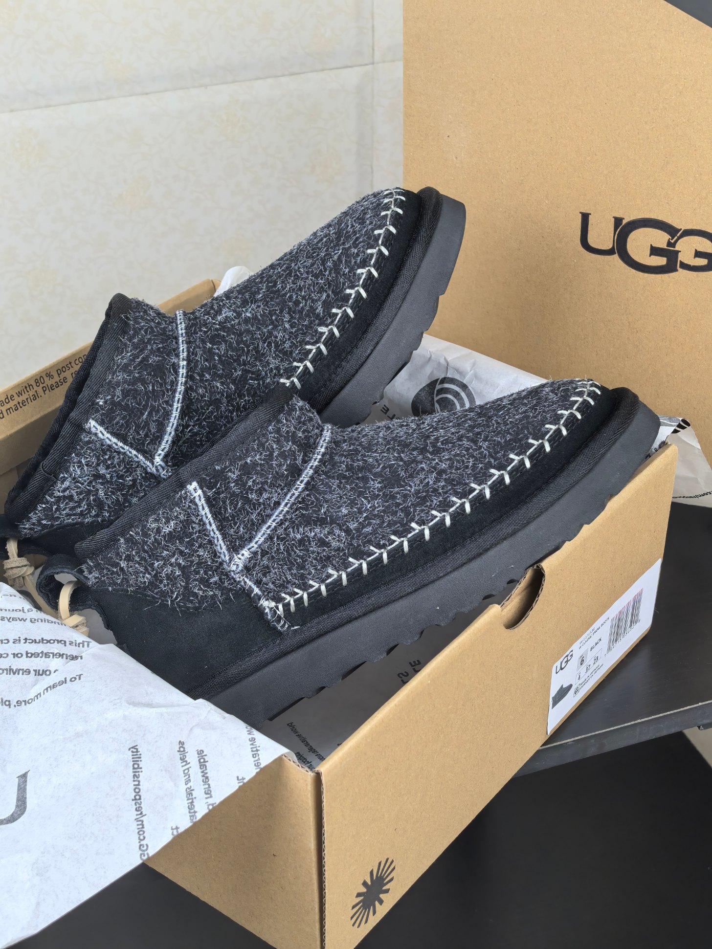 NO:558953,Top version UGG fur integrated snow boots. Even a small stove in winter cannot match the warmth of a pair of snow boots. Light foot feel, warm and comfortable, a must-have every autumn and winter. Col3 colors Size35-40, snow boots, boots19860909顶级版本 UGG皮毛一体雪地靴 冬天的小炉都抵不上一双雪地靴的温暖 轻盈的脚感,保暖舒适,每年秋冬必备 Col3色 Size35-40,雪地靴,boots,Women's Shoes