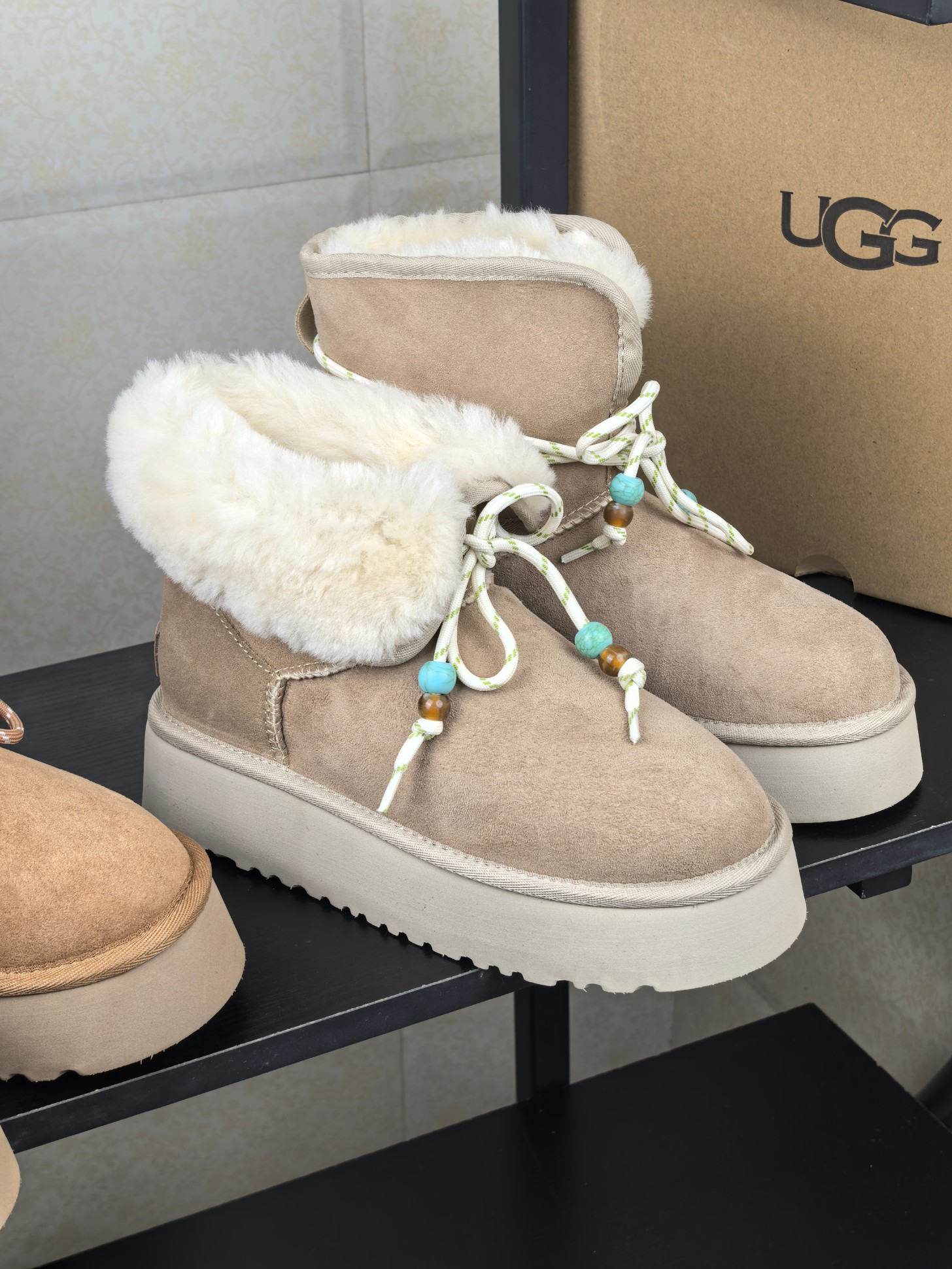 NO:546137,.. Thick-soled lace-up style, UGG fur integrated snow boots. The small stove in winter is not as warm as a pair of snow boots. The light feel of feet, keep warm and comfortable, must-have every autumn and winter. Col chestnut, sand color Size35-40, snow boots, boots19860909.. 厚底系带款,UGG皮毛一体雪地靴 冬天的小炉都抵不上一双雪地靴的温暖 轻盈的脚感,保暖舒适,每年秋冬必备 Col栗色,沙色 Size35-40,雪地靴,boots,Women's Shoes