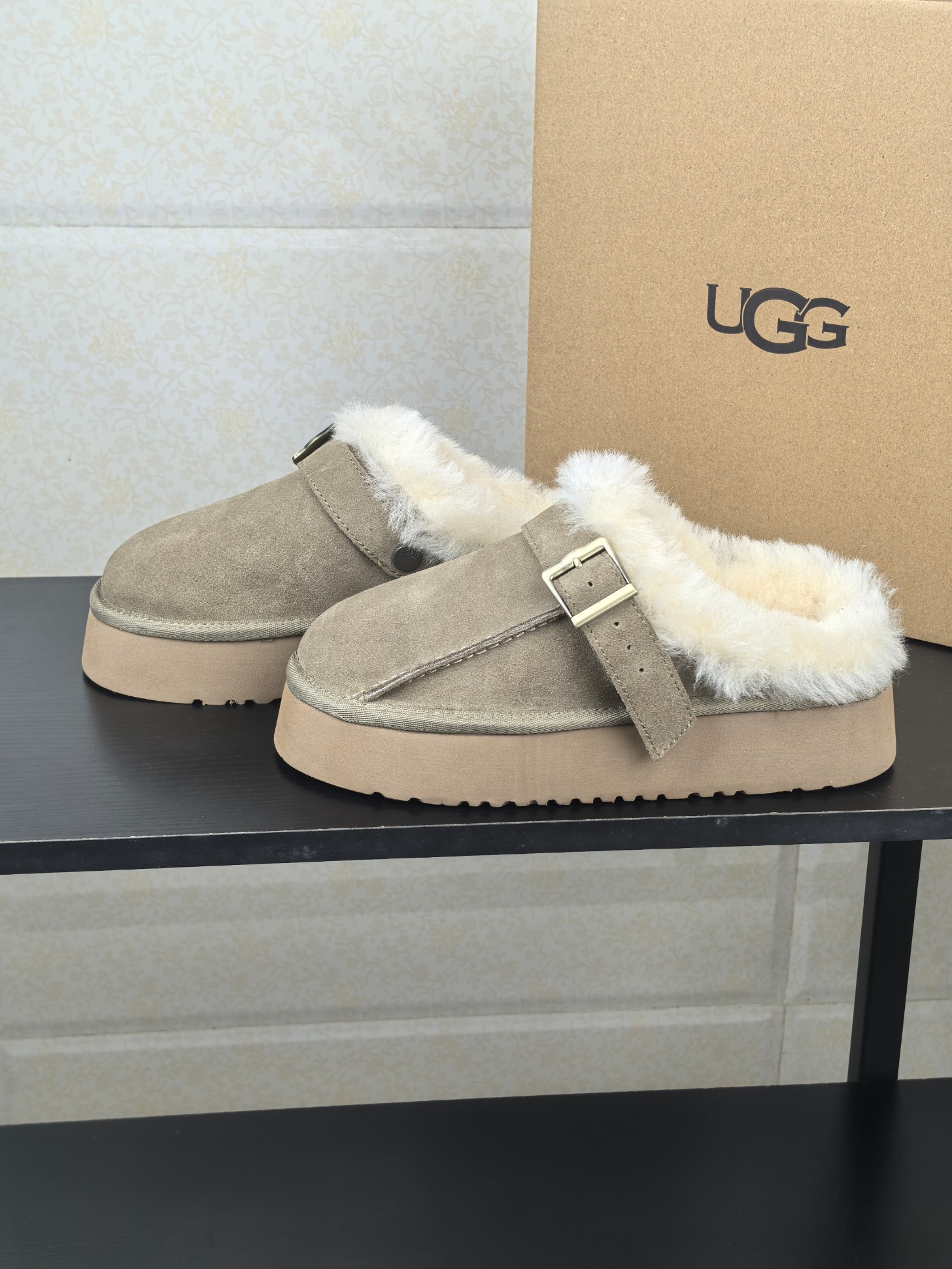 NO:546154,Top version UGG fur integrated snow boots. Even a small stove in winter cannot match the warmth of a pair of snow boots. Light foot feel, warm and comfortable, a must-have every autumn and winter. Col3 colors Size35-40, snow boots, boots19860909顶级版本 UGG皮毛一体雪地靴 冬天的小炉都抵不上一双雪地靴的温暖 轻盈的脚感,保暖舒适,每年秋冬必备 Col3色 Size35-40,雪地靴,boots,Women's Shoes