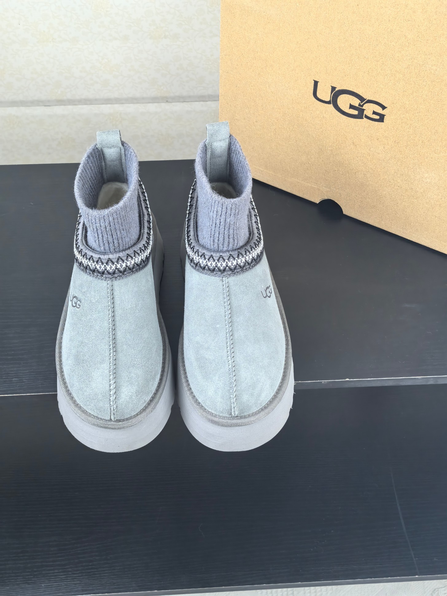 NO:546110,UGG 2025 new snow boots ethnic style sock cover, sock cover is wool-in-one. The surface is made of imported light silk beef fur, and the inner part is made of Longfeng fur, the bottom is 4.5 cm high, foamed sole, with light and anti-slip characteristics. Size 35-40, snow boots, boots19860909UGG 2025新款雪地靴民族风加袜套款,袜套就入羊毛 面采用进口光丝牛翻毛皮,内用隆丰皮毛一体, 底,高4.5公分,发泡大底,具有轻防滑特点 码数35-40,雪地靴,boots,Women's Shoes