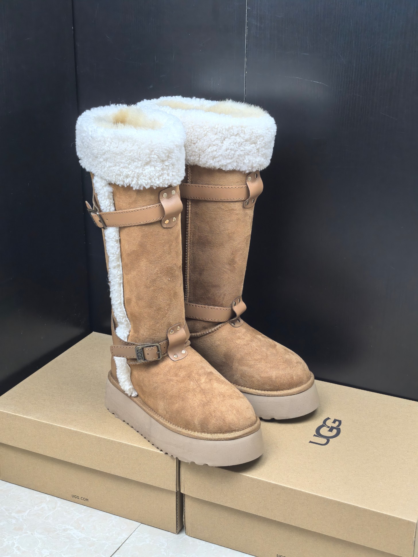 NO:546153,,UGG. New leather buckle curly knight boots thick sole high tube, simple and atmospheric design, beautiful in autumn and winter, will not be easily eliminated, will not look fat when you put it on, worth having pure Longfeng fur, curly match is super fashionable size35-40, snow boots, boots19860909,UGG.新品皮扣卷毛骑士靴厚底高筒 简约大气的设计 秋冬怎么搭配都好看 不会轻易被淘汰 上脚不显胖 值得拥有 纯纯的隆丰皮毛一体 卷毛搭配超洋气 size35-40,雪地靴,boots,Women's Shoes