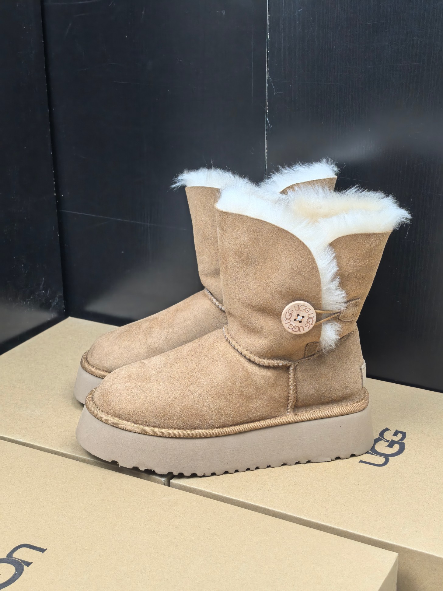 NO:546150,Classic wooden buckle thick sole three heights Size35-40, snow boots, boots19860909经典木扣厚底三个高度 Size35-40,雪地靴,boots,Women's Shoes