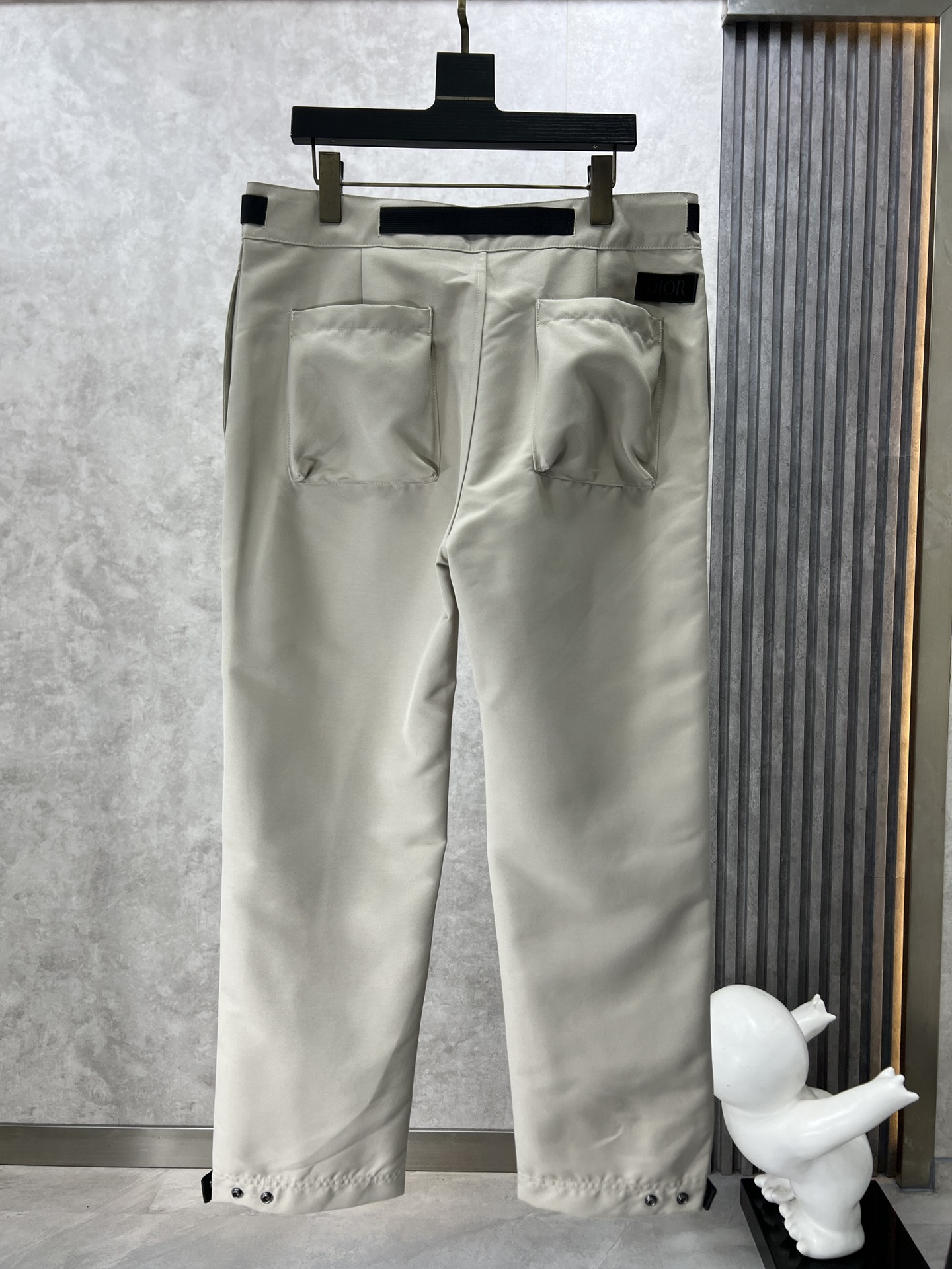 Dior迪奥新款金属扣机能长裤设计感多口袋工装裤这款工装裤兼具实用风格与摩登魅力采用棉质混纺帆布精心制作
