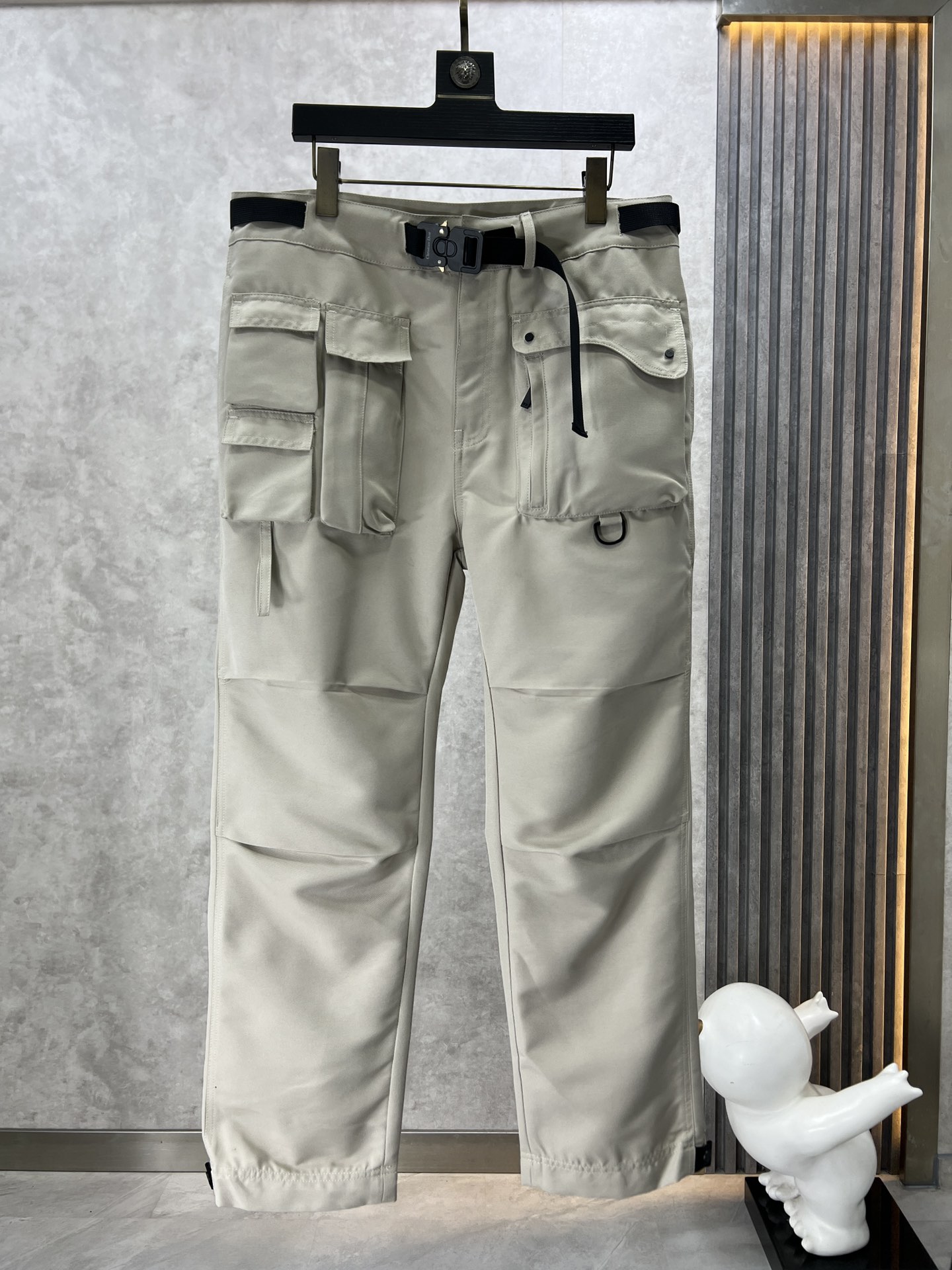 Dior迪奥新款金属扣机能长裤设计感多口袋工装裤这款工装裤兼具实用风格与摩登魅力采用棉质混纺帆布精心制作