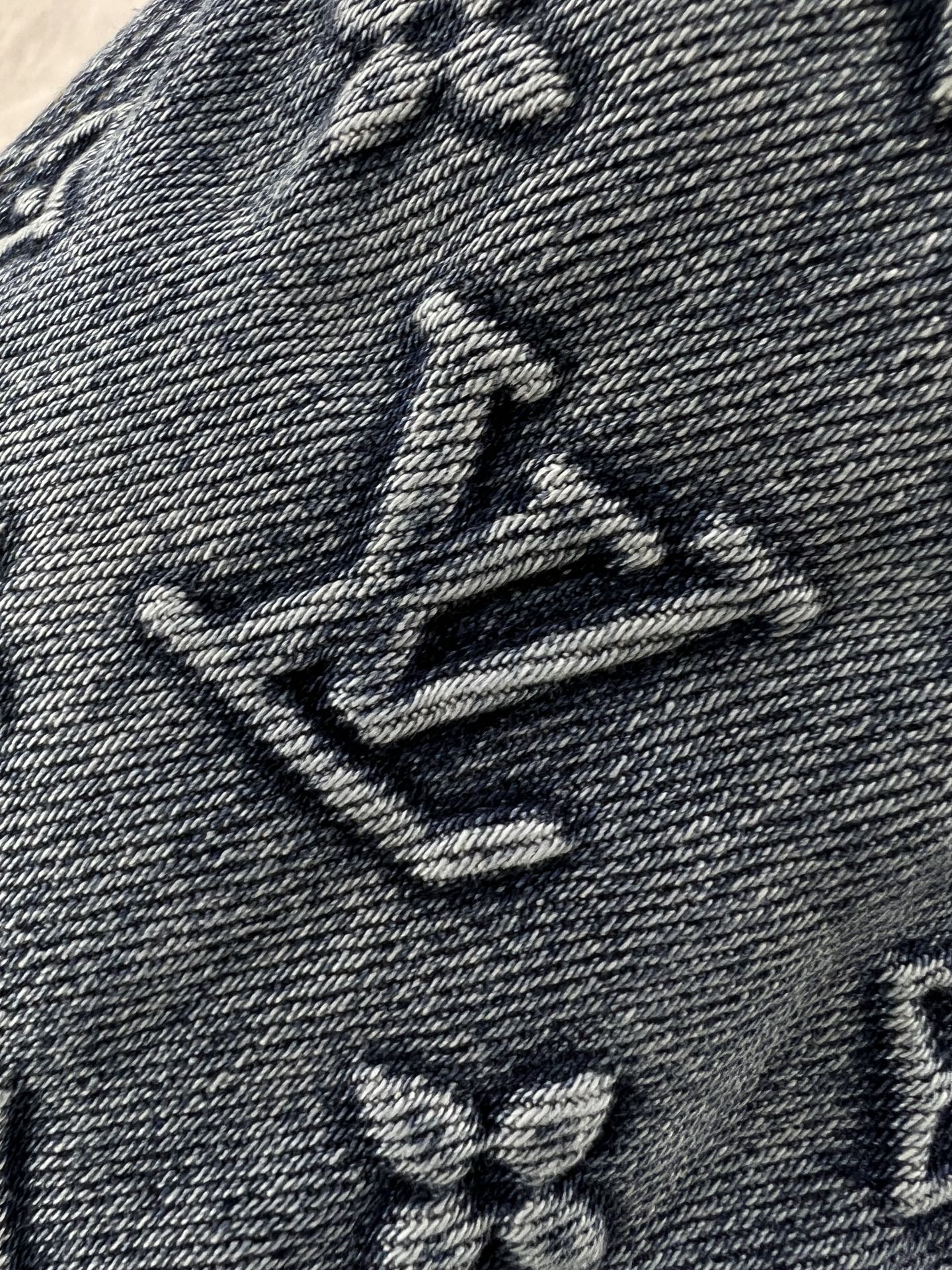 v2024SS新品男士牛仔短裤细节相当精湛考究经过水洗打磨工艺变得非常出彩塑造出不羁和硬朗的个性色彩独特