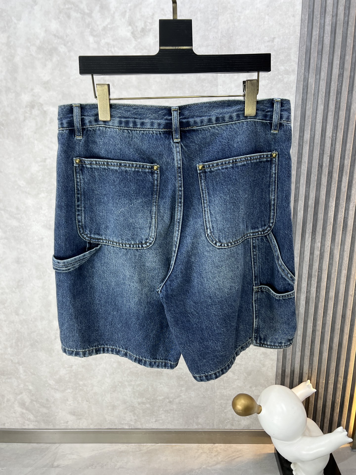 v2024SS新品男士牛仔短裤细节相当精湛考究经过水洗打磨工艺变得非常出彩塑造出不羁和硬朗的个性色彩独特