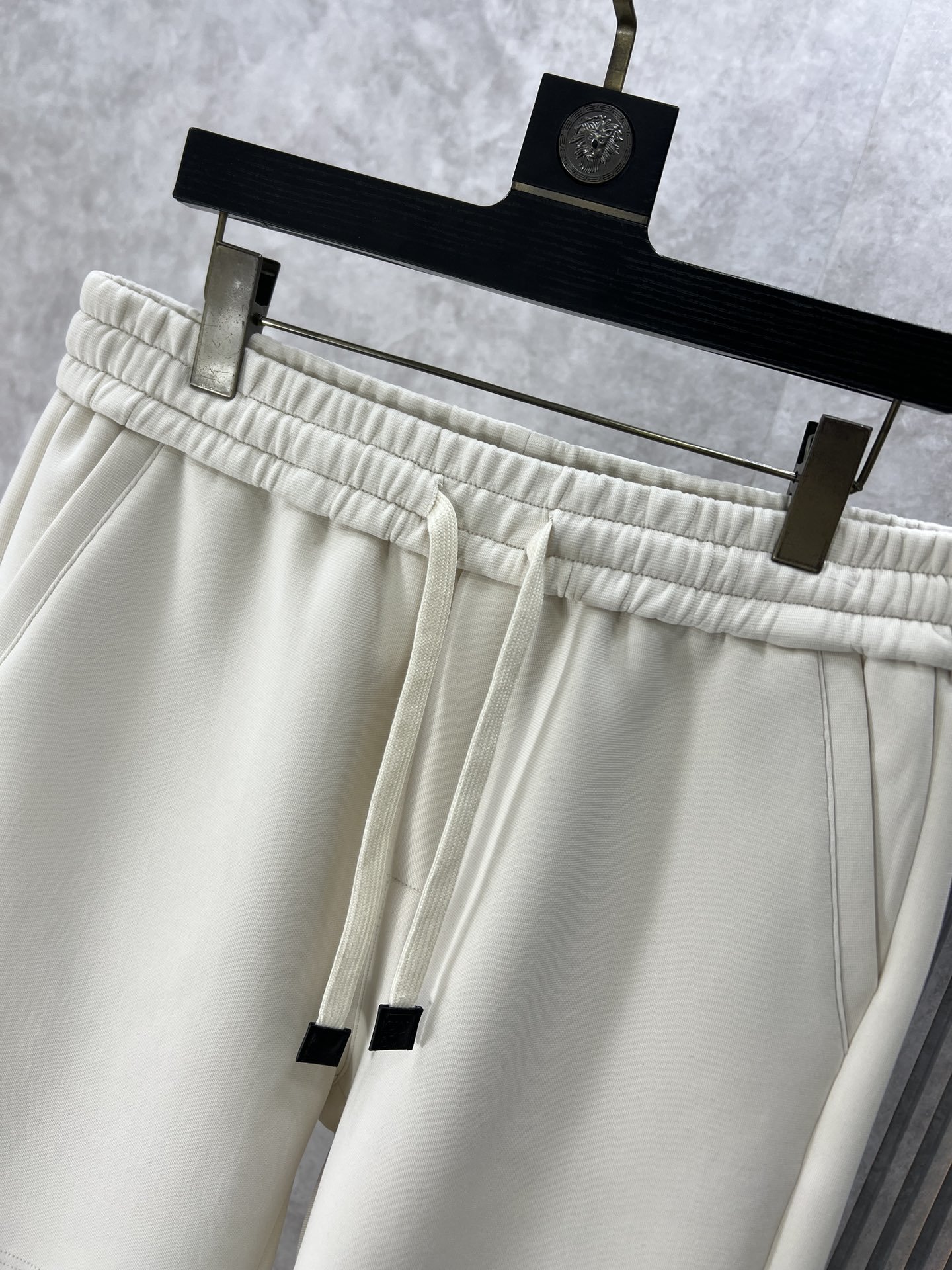 Loewe罗意威2024SS春夏新品男士休闲运动短裤甄选优质面料打造简约舒适独特设计缔造简约线条感版型不