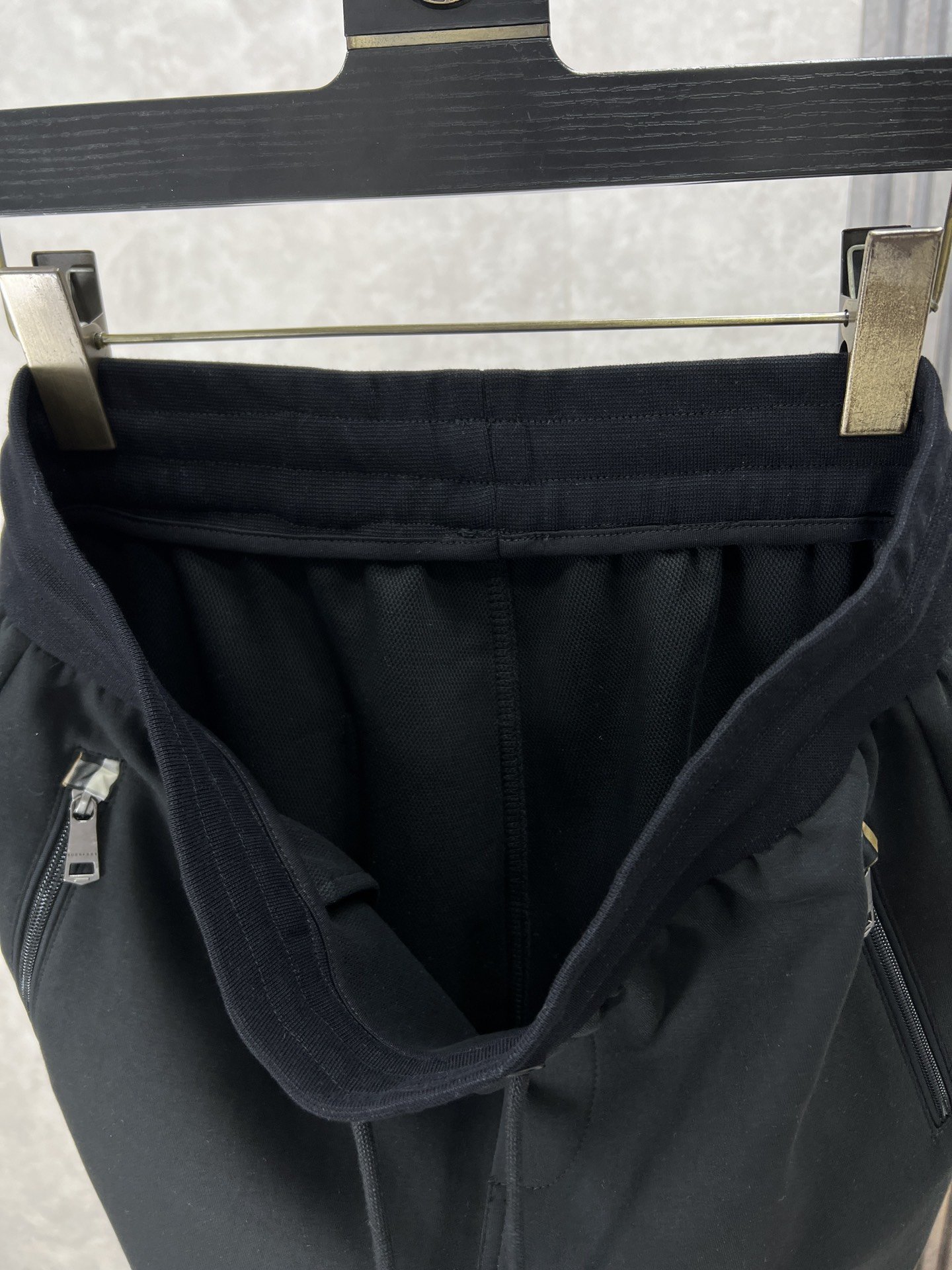 Burberry巴宝莉2024SS春夏新品男士休闲运动短裤甄选优质面料打造简约舒适独特设计缔造简约线条感