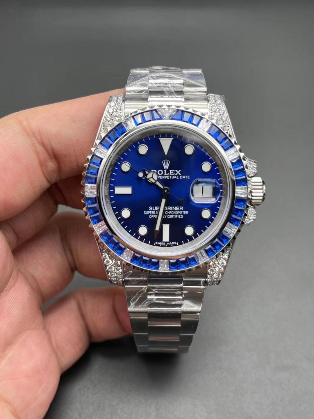 Entrega en plano real del reloj mecánico automático Rolex Submariner para hombre.