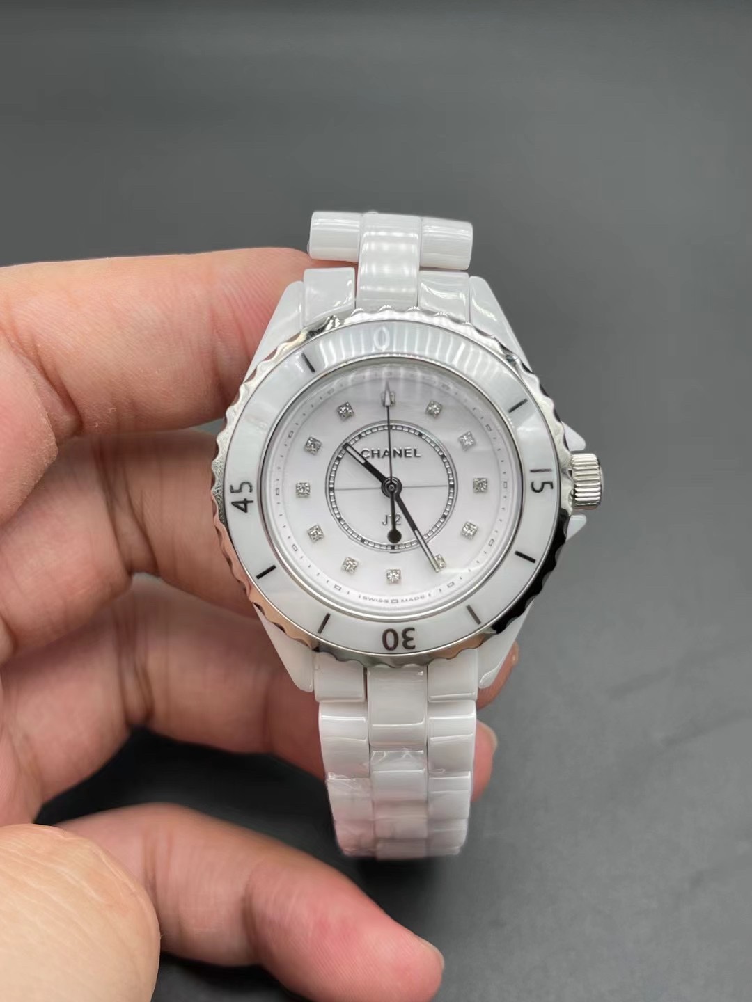 Reloj mecánico automático Chanel J12 para mujer.