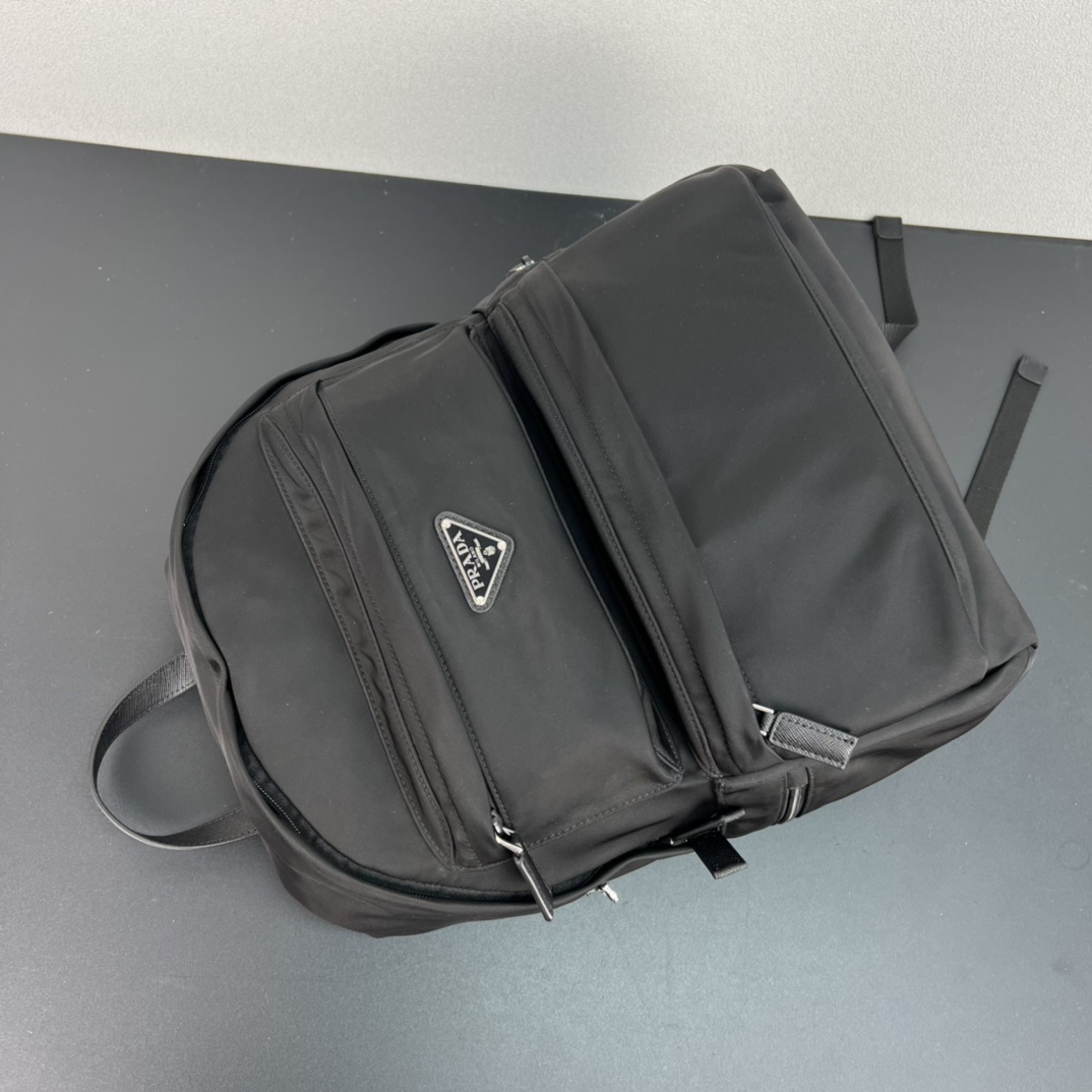 P家出新款双肩背包,2VZ025三角标👏👏原单货,尼龙材质 可调式饰带 背面织物 Saffiano皮革提