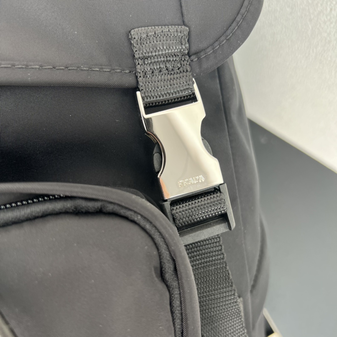 🎉环保系列🎉2VZ135🎉🎉这款背包采用创新性再生尼龙面料打造,颇具经典的设计气息。包身配有带饰带和搭扣
