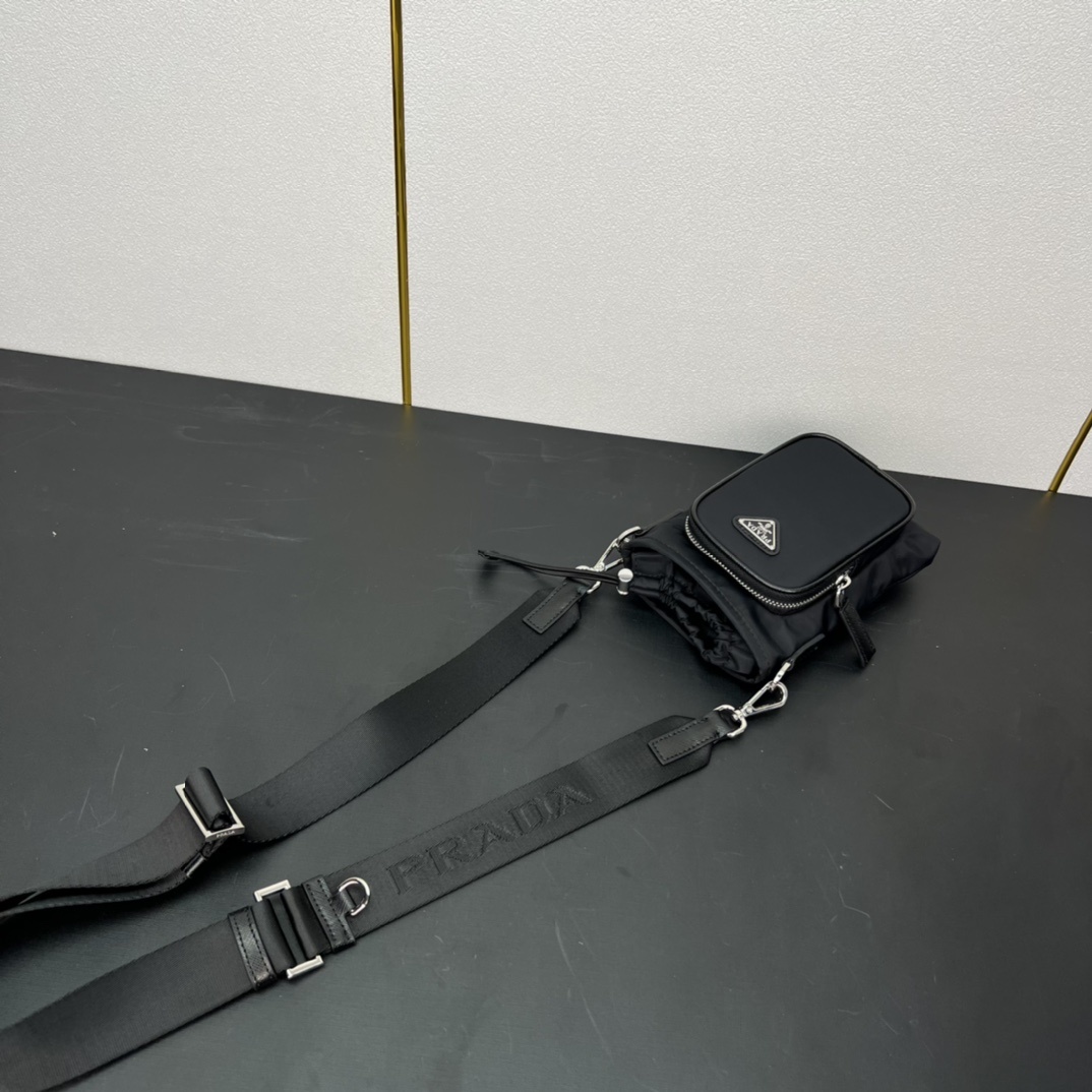 🎉新款手机壳包🎉2ZH155🎉👏这款手机包采用创新性Re-Nylon再生尼龙打造,展现充满现代感的都市风