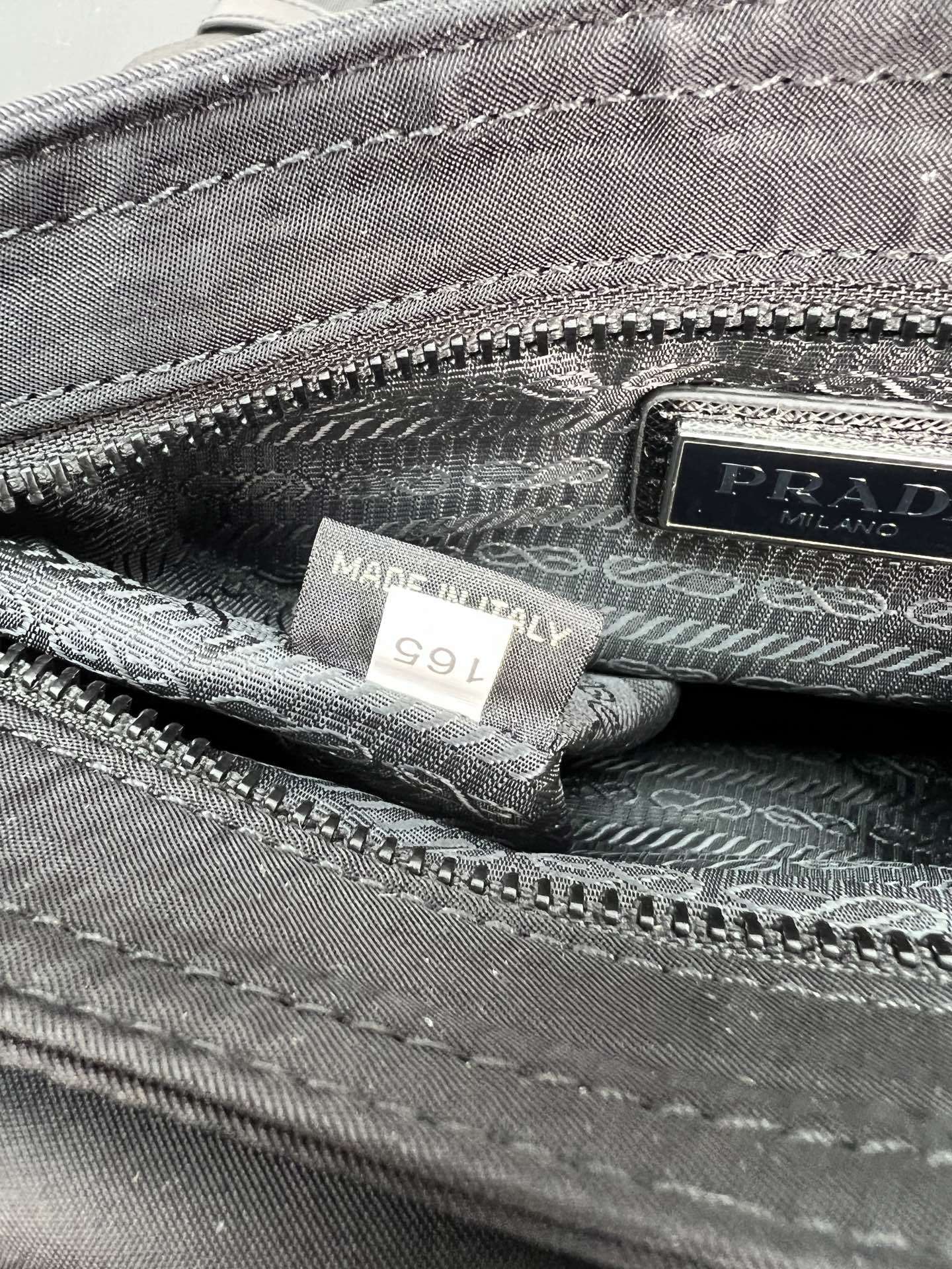 🎉新款邮差包🎉2VH133🎉🎉这款单肩包配有正面翻盖,采用标志性的Saffiano皮革和Re-Nylon