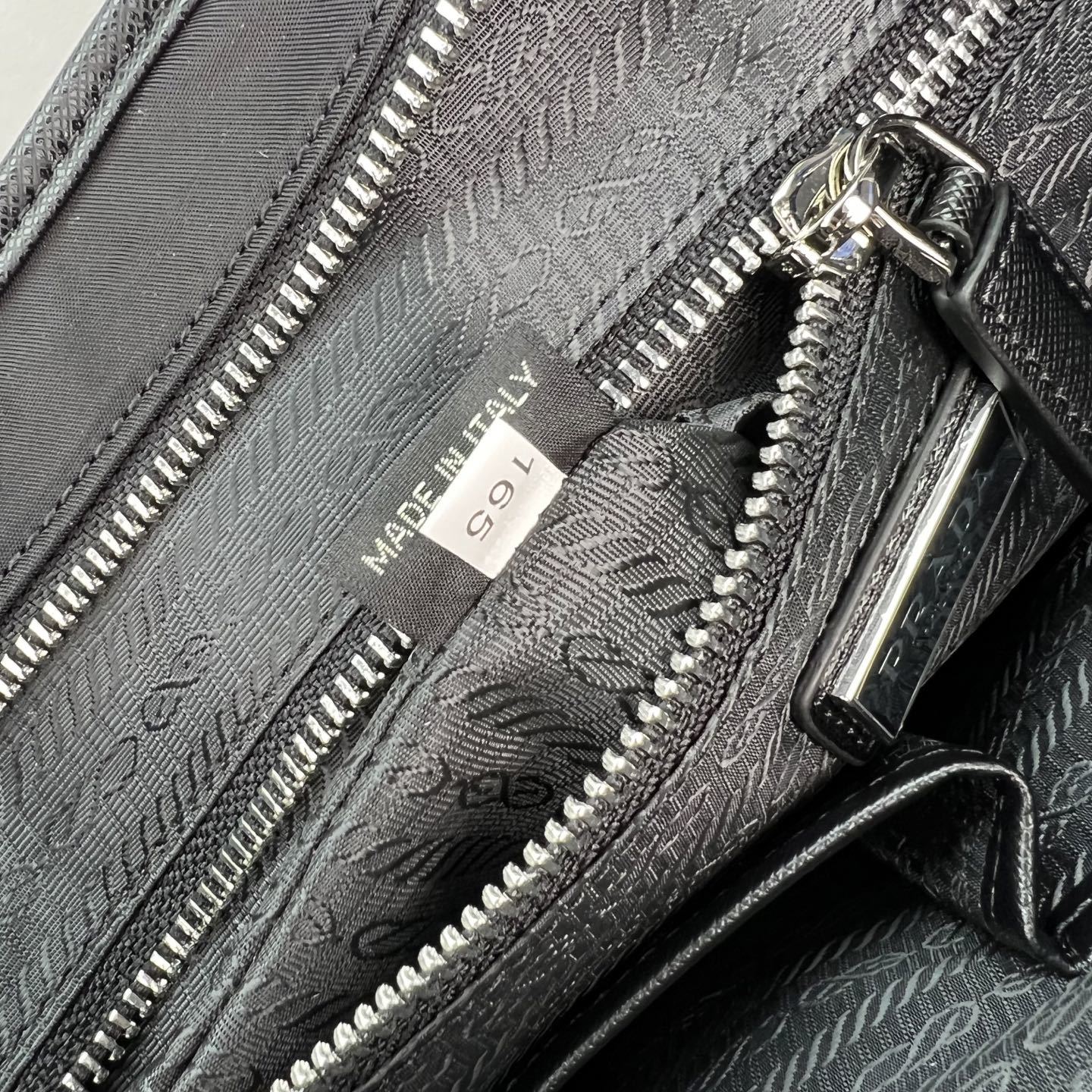 P家新款男包,2VG032,原单货,采用进口尼龙和Saffiano皮革饰边及提手 ,抛光钢质配件和黑钛拉