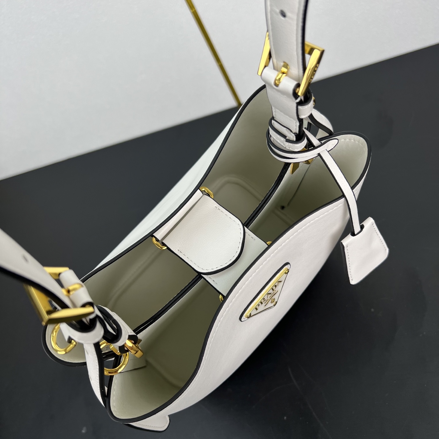 🎉新品🎉1BE080水桶包🎉P这款皮革手袋拥有柔和线条与精美设计，凸显经典格调与手工细节。实用百搭，饰有