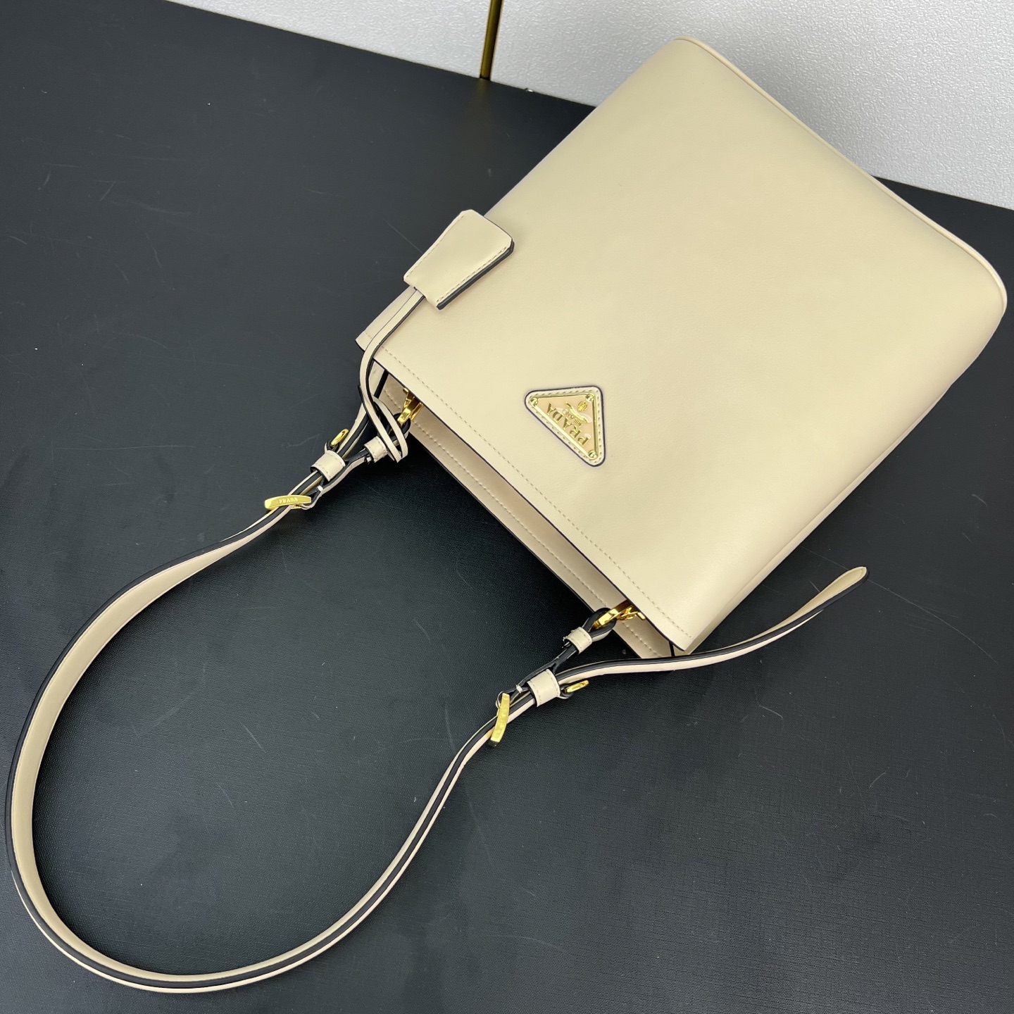 🎉新品🎉1BE080水桶包🎉P这款皮革手袋拥有柔和线条与精美设计，凸显经典格调与手工细节。实用百搭，饰有