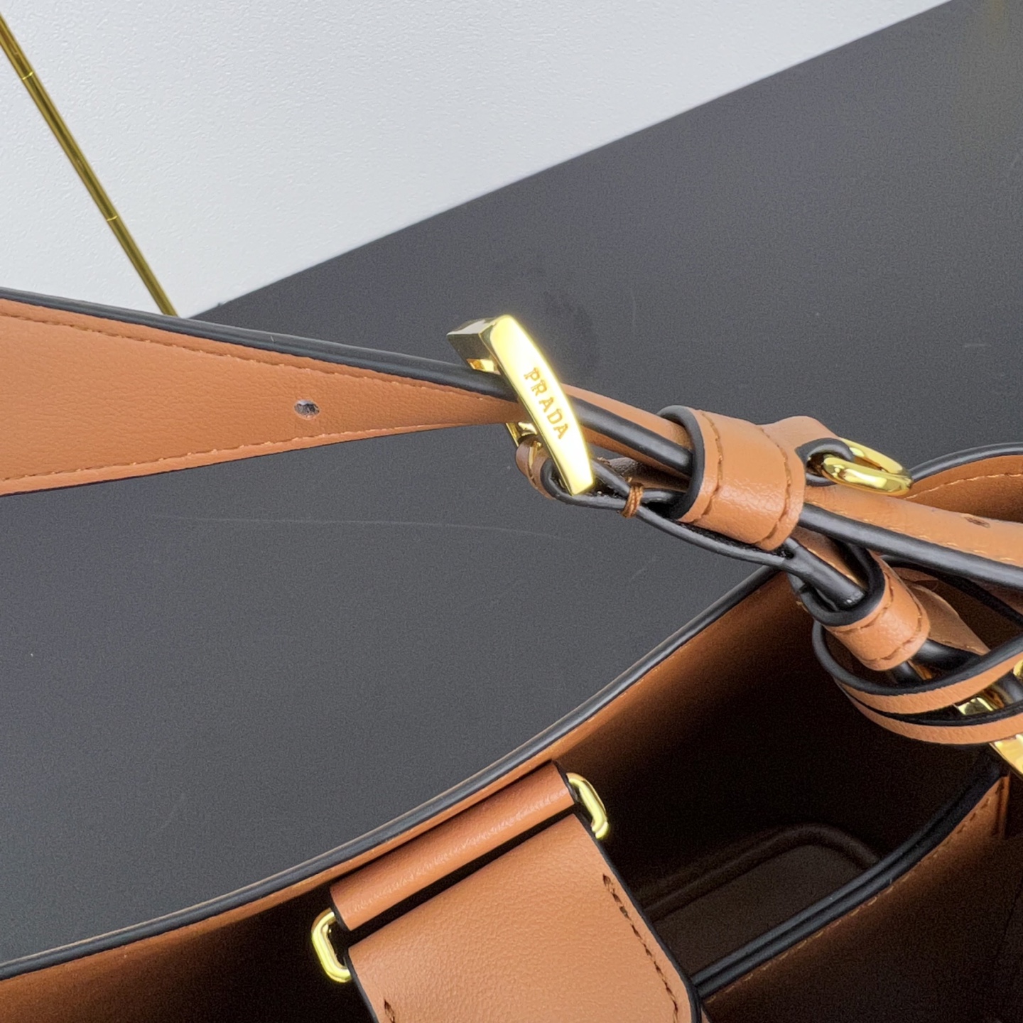 🎉新品🎉1BE080水桶包🎉P这款皮革手袋拥有柔和线条与精美设计，凸显经典格调与手工细节。实用百搭，饰有