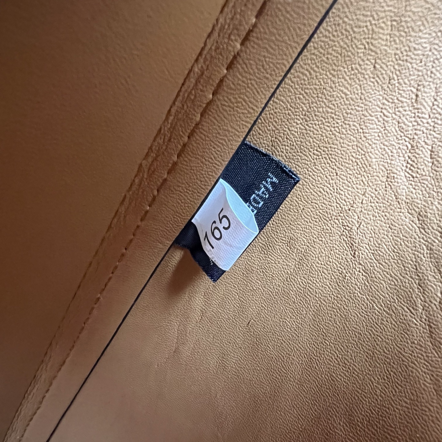 🎉新品🎉1BE080水桶包🎉P这款皮革手袋拥有柔和线条与精美设计，凸显经典格调与手工细节。实用百搭，饰有