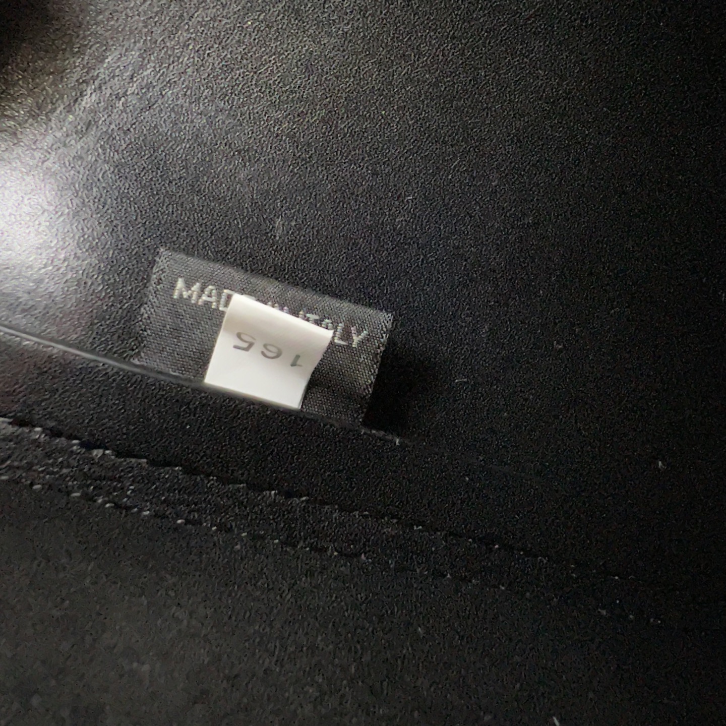 🎉新品🎉1BE080水桶包🎉P这款皮革手袋拥有柔和线条与精美设计，凸显经典格调与手工细节。实用百搭，饰有