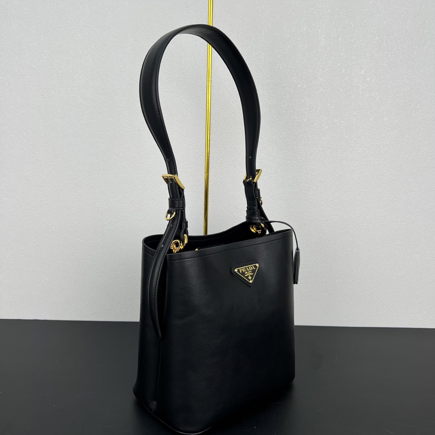 🎉新品🎉1BE080水桶包🎉P这款皮革手袋拥有柔和线条与精美设计，凸显经典格调与手工细节。实用百搭，饰有