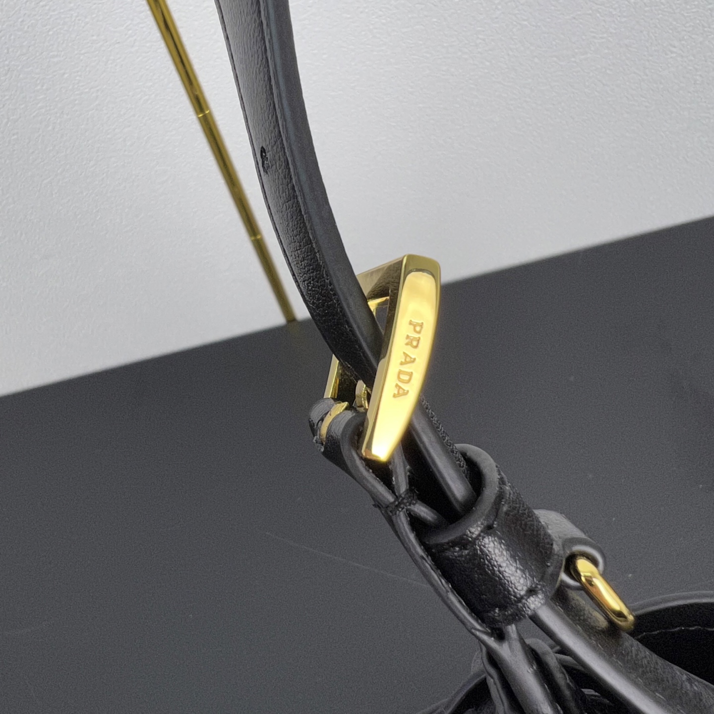 🎉新品🎉1BE080水桶包🎉P这款皮革手袋拥有柔和线条与精美设计，凸显经典格调与手工细节。实用百搭，饰有