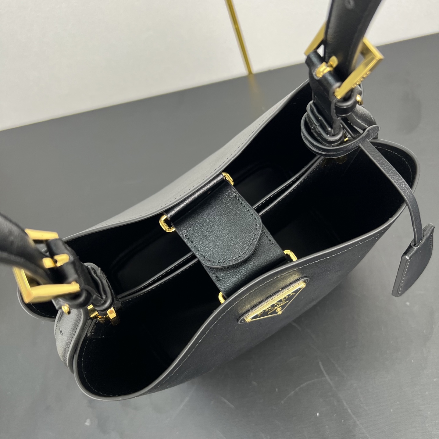 🎉新品🎉1BE080水桶包🎉P这款皮革手袋拥有柔和线条与精美设计，凸显经典格调与手工细节。实用百搭，饰有