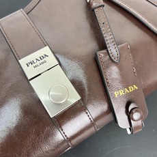 🎉新品🎉1BG563新款🎉🎉这款走秀款采用进口油腊皮,顶级五金,前幅配有插扣锁开合,容量空间大,又可手提 🎉新品🎉1BG563新款🎉🎉这款走秀款采用进口油腊皮,顶级五金,前幅配有插扣锁开合,容量空间大,又可手提