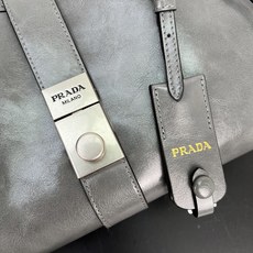 🎉新品🎉1BG563新款🎉🎉这款走秀款采用进口油腊皮,顶级五金,前幅配有插扣锁开合,容量空间大,又可手提 🎉新品🎉1BG563新款🎉🎉这款走秀款采用进口油腊皮,顶级五金,前幅配有插扣锁开合,容量空间大,又可手提