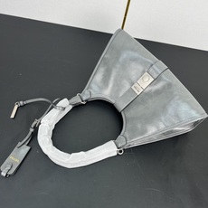 🎉新品🎉1BG563新款🎉🎉这款走秀款采用进口油腊皮,顶级五金,前幅配有插扣锁开合,容量空间大,又可手提 🎉新品🎉1BG563新款🎉🎉这款走秀款采用进口油腊皮,顶级五金,前幅配有插扣锁开合,容量空间大,又可手提