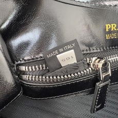 🎉新品🎉1BG563新款🎉🎉这款走秀款采用进口油腊皮,顶级五金,前幅配有插扣锁开合,容量空间大,又可手提 🎉新品🎉1BG563新款🎉🎉这款走秀款采用进口油腊皮,顶级五金,前幅配有插扣锁开合,容量空间大,又可手提