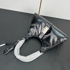 🎉新品🎉1BG563新款🎉🎉这款走秀款采用进口油腊皮,顶级五金,前幅配有插扣锁开合,容量空间大,又可手提 🎉新品🎉1BG563新款🎉🎉这款走秀款采用进口油腊皮,顶级五金,前幅配有插扣锁开合,容量空间大,又可手提