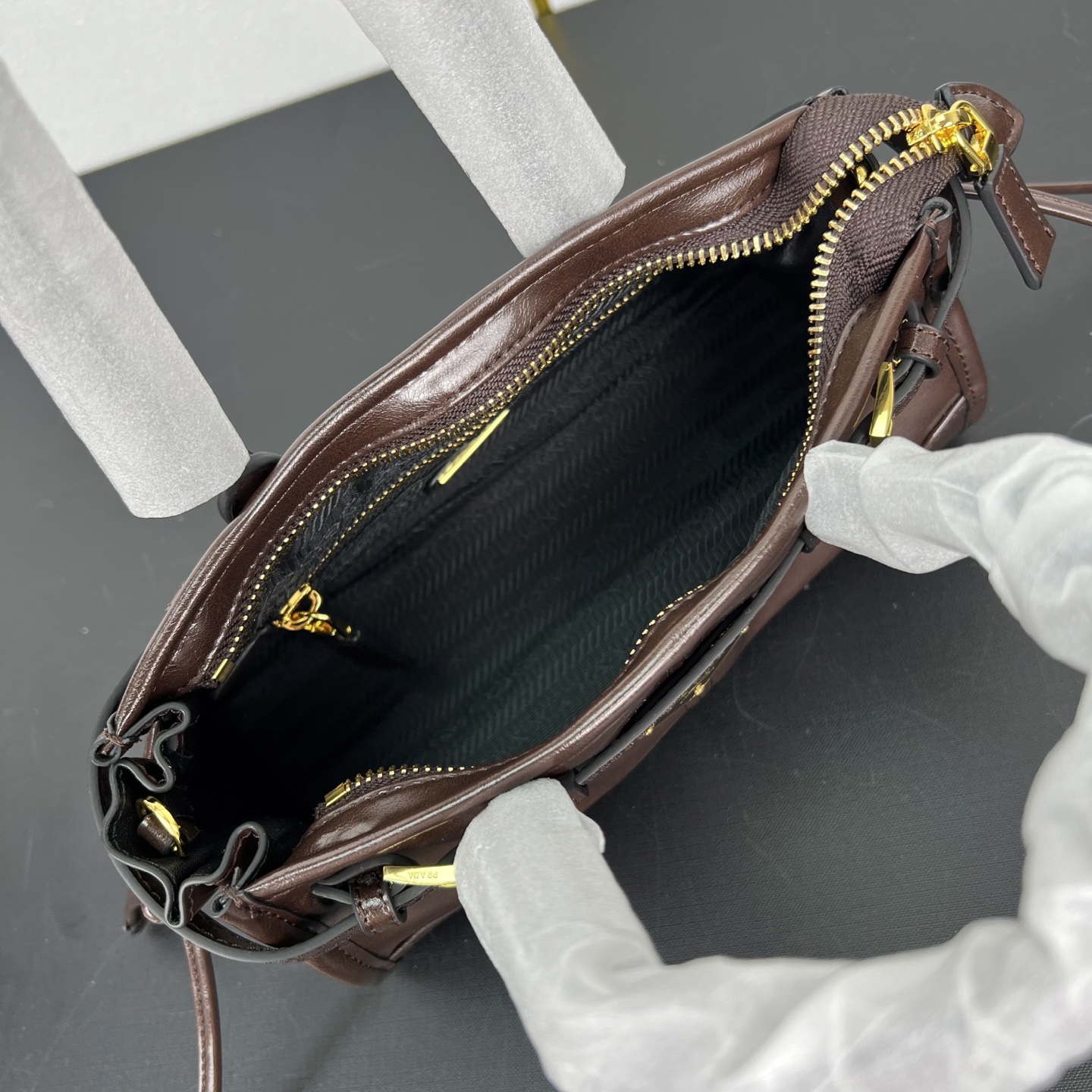 🎉LusSolf油腊皮🎉1BA486迷你号🎉🎉这款迷你手提斜挎包采用进口油腊皮，油亮的色泽散发出古典气息