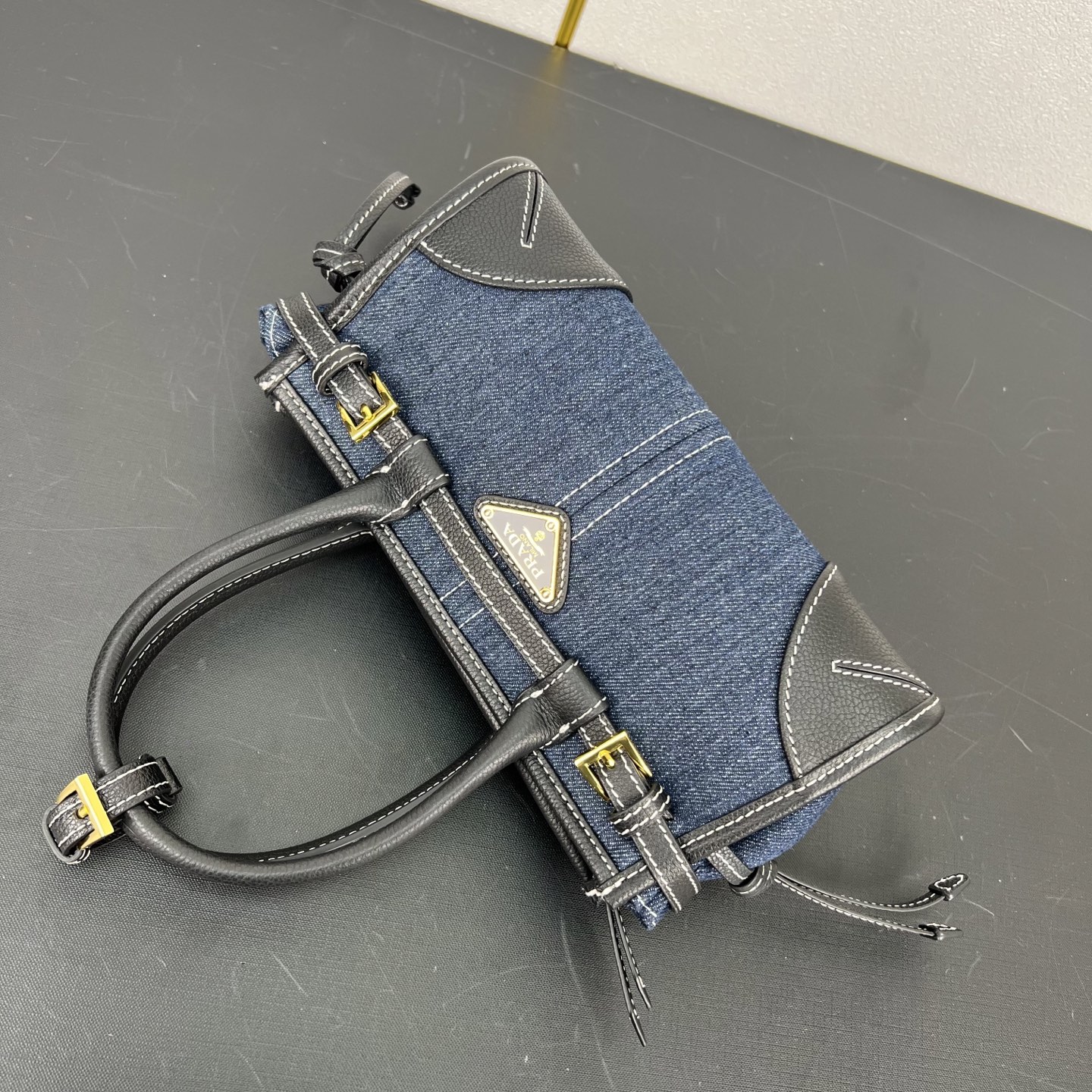 🎉Softlux牛仔布🎉1BA486迷你号🎉🎉这款迷你手提斜挎包采用进口牛仔布和小牛皮,撞色散发出古典气 🎉Softlux牛仔布🎉1BA486迷你号🎉🎉这款迷你手提斜挎包采用进口牛仔布和小牛皮,撞色散发出古典气