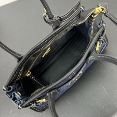 🎉Softlux牛仔布🎉1BA486迷你号🎉🎉这款迷你手提斜挎包采用进口牛仔布和小牛皮,撞色散发出古典气 🎉Softlux牛仔布🎉1BA486迷你号🎉🎉这款迷你手提斜挎包采用进口牛仔布和小牛皮,撞色散发出古典气