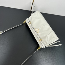 🎉LusSolf油腊皮🎉1BA215斜挎包🎉这款斜挎包采用进口油腊皮,油亮的色泽散发出古典气息,配有一条 🎉LusSolf油腊皮🎉1BA215斜挎包🎉这款斜挎包采用进口油腊皮,油亮的色泽散发出古典气息,配有一条