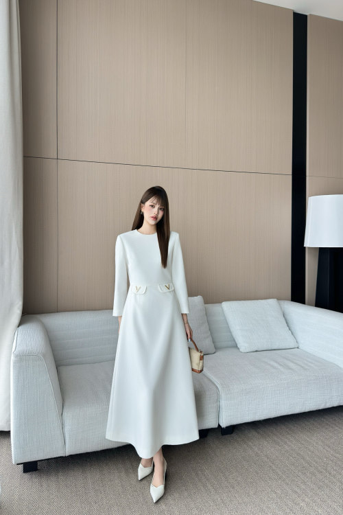 Valentino Women's Pocket Detail Long Sleeve Midi Dress - Elegant & Stylish 1 Valentino Women's Pocket Detail Long Sleeve Midi Dress - Elegant & Stylish