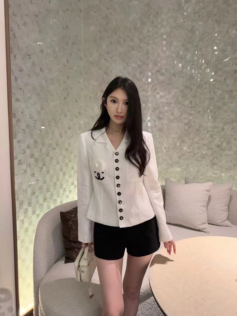 Chanel Button-Up Linen Jacket with Logo Detail - Stylish and Versatile 2 i1755786377663 1723 0 1