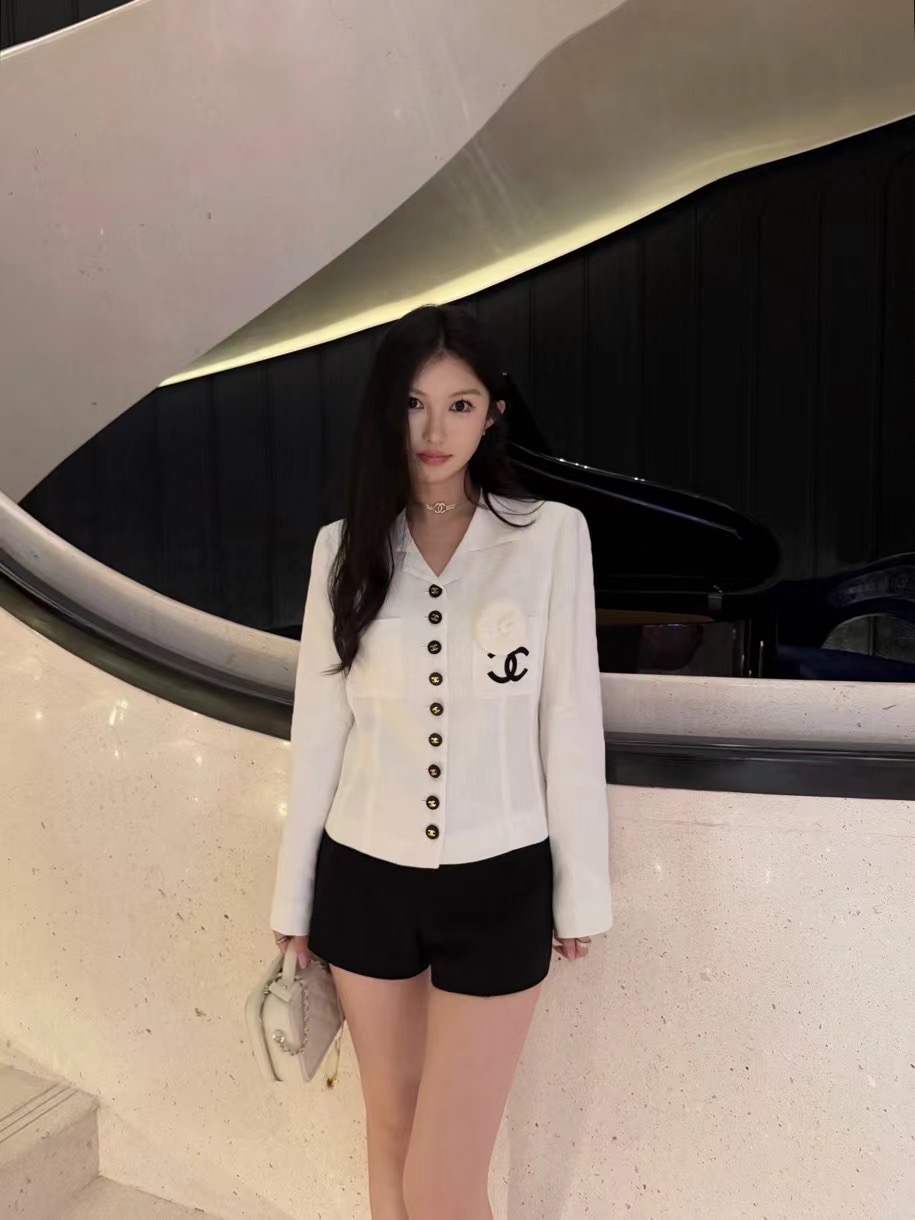 Chanel Button-Up Linen Jacket with Logo Detail - Stylish and Versatile 8 i1755786381489 2820 0 8