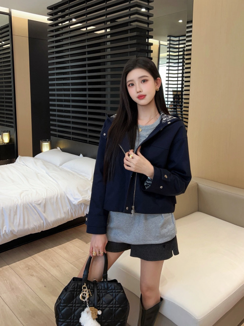 Classic Embroidered Bee Hooded Jacket - Stylish & Comfortable Outerwear 1 Classic Embroidered Bee Hooded Jacket - Stylish & Comfortable Outerwear
