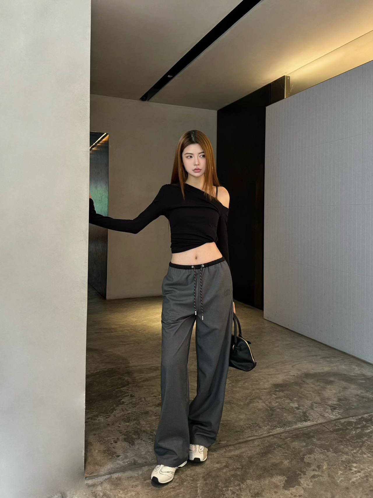 Miu Miu 2025FW Wide Leg Pants - Stylish, Comfortable, and Versatile 1 i1758035905450 4232 0 0