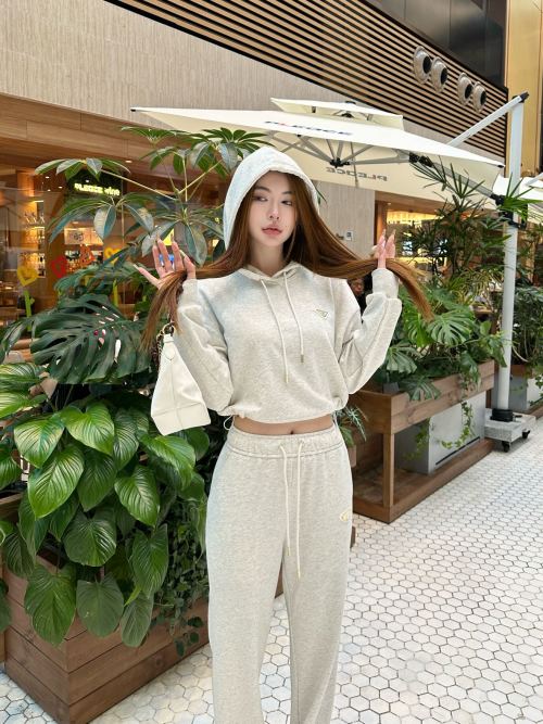 Prada 2025FW Lightweight Slimming Tracksuit - Elegant & Fashionable 1 Prada 2025FW Lightweight Slimming Tracksuit - Elegant & Fashionable