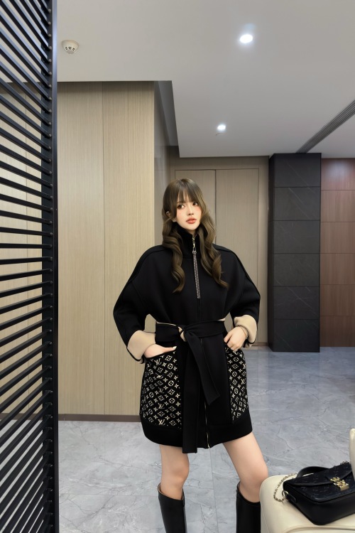 Louis Vuitton 2025FW Stylish Black Coat with Signature Pattern 1 Louis Vuitton 2025FW Stylish Black Coat with Signature Pattern