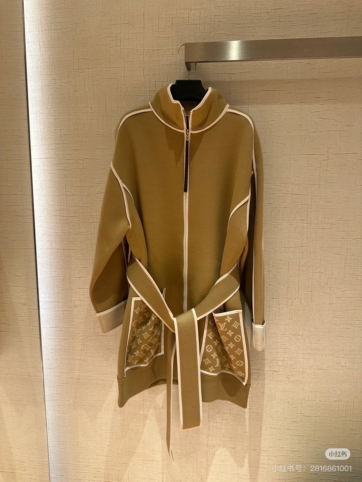 Louis Vuitton 2025FW Stylish Belted Coat - Classic, Chic, and Figure-Flattering 4 i1760110041084 7742 0 3