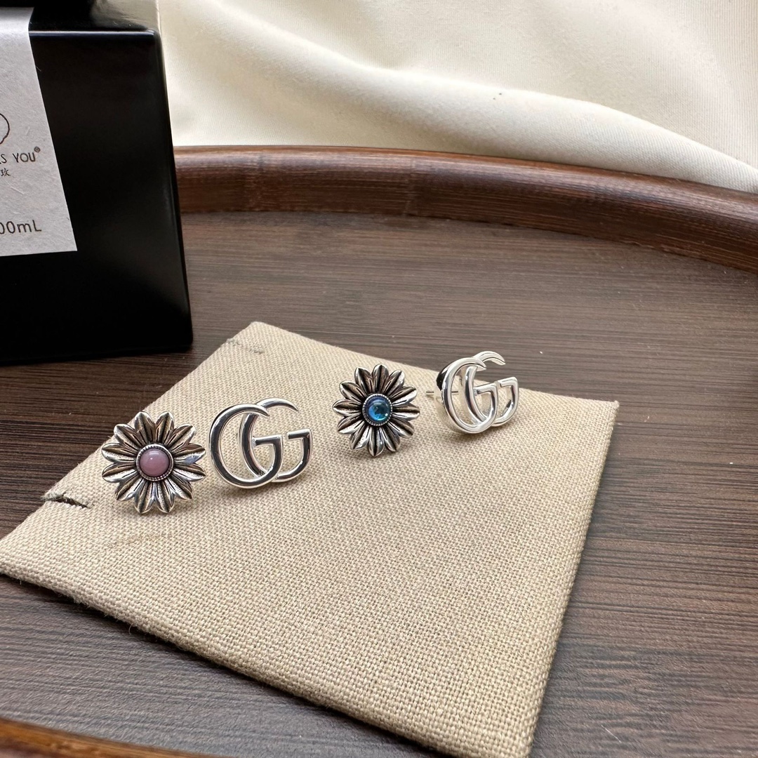 NO:112351,Gujia Silver Daisy Double G Asymmetrical Earrings Setting Pastone Retro Old Fashioned Fashionable High-end Flower Inlay, Jewelry Boutique, Gucci19860909古家银雏菊双G不对称耳钉镶拖帕石复古做旧时尚高级感花朵镶拖,饰品精品,gucci,Jewelry