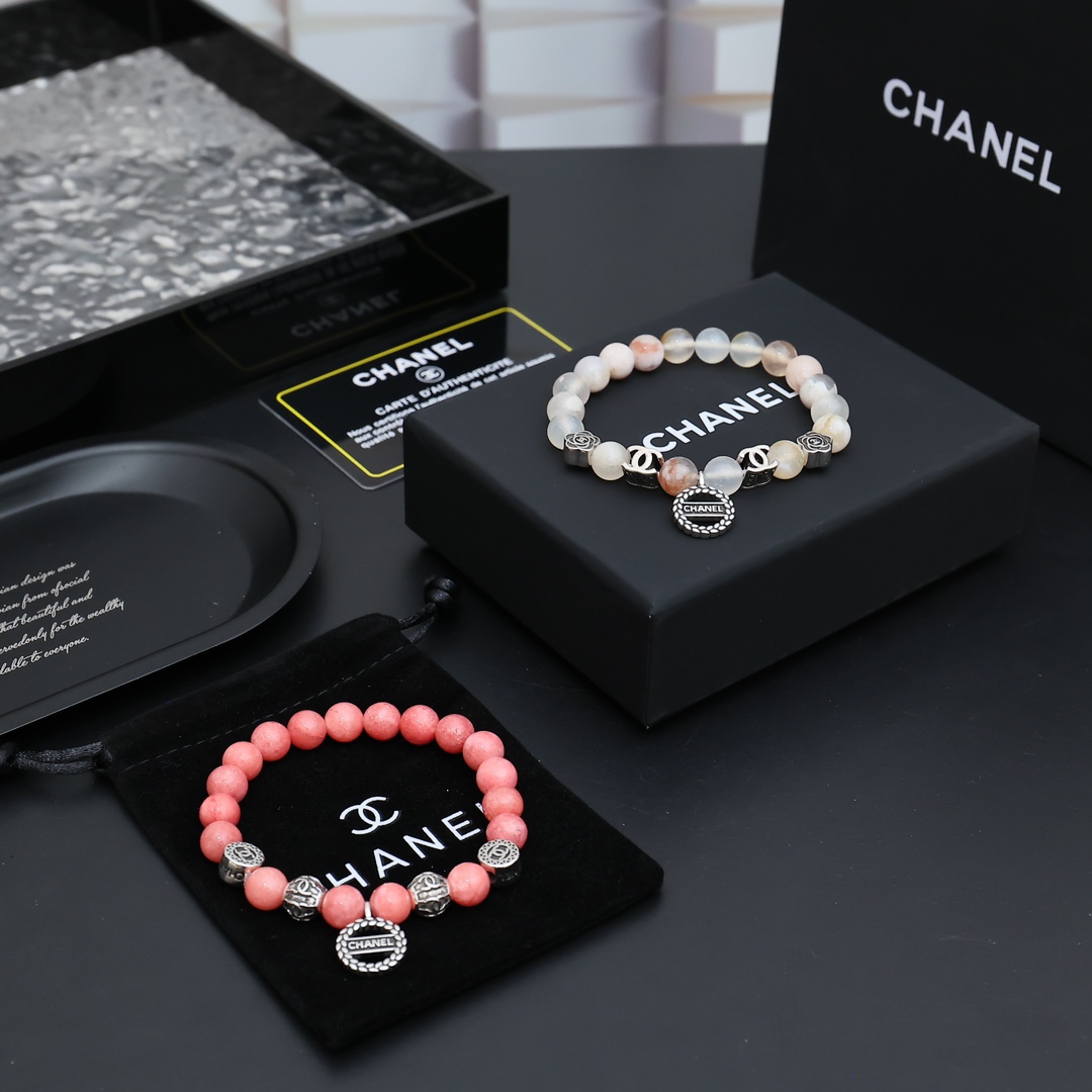 NO:110161,The new product is released. The latest style of the Jumei Chanel bracelet is higher in grade. The same style is the same as the star. The details are used to treat the version. The non-market bright version is always available. Chanel is popular. It is very easy to match with trendy clothes sizes 16-23, jewelry quality, chanel19860909批 新品发布巨美香奈儿最新款手串档次更高明星同款 细节对版做旧处理 非市面亮面版型 这款一直在出 香奈儿里面热卖款 非常好搭配潮流衣服尺寸16-23,饰品精品,chanel,Jewelry