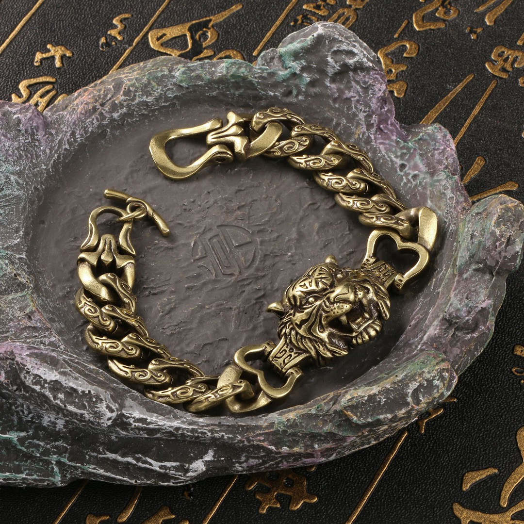 NO:112804,Ancient and relaxed retro domineering tiger head bracelet brass old craft brass totem zodiac tiger brass chain hair, jewelry quality, bracelet19860909古弛复古霸气虎头手链黄铜做旧工艺品黄铜图腾生肖虎黄铜链子发,饰品精品,bracelet,Jewelry