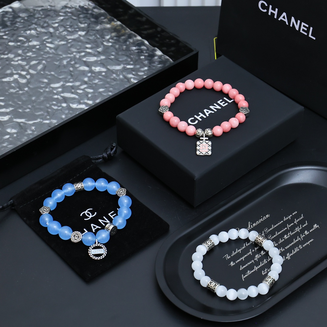 NO:379868,The new product is released. The latest style of the Jumei Chanel bracelet is higher in grade. The same style is the same as the star. The details are used to treat the old version. The non-market bright version is always available. Chanel is popular. It is very easy to match with trendy clothes, jewelry quality, chanel19860909批 新品发布巨美香奈儿最新款手串档次更高明星同款 细节对版做旧处理 非市面亮面版型 这款一直在出 香奈儿里面热卖款 非常好搭配潮流衣服,饰品精品,chanel,Jewelry