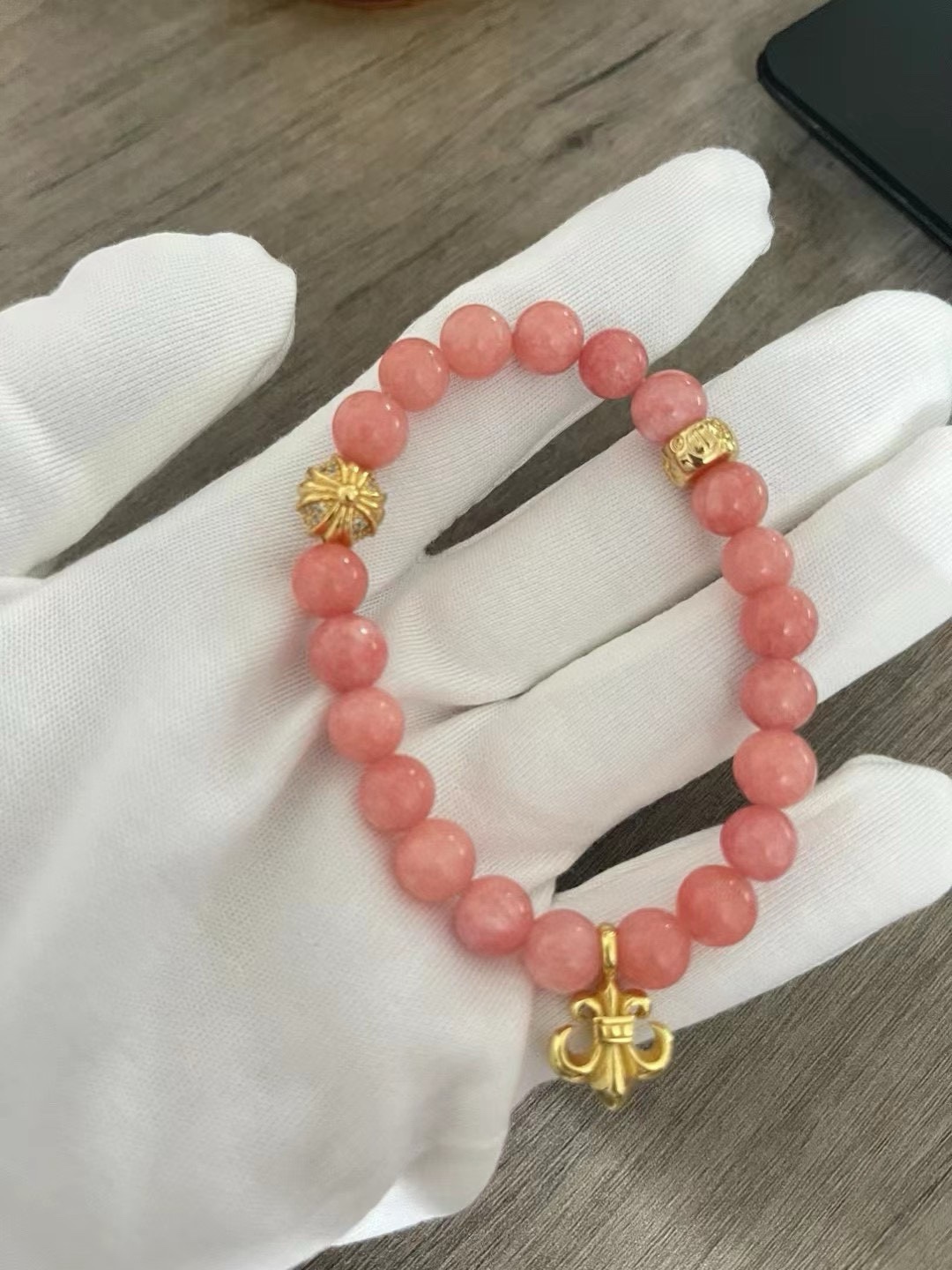 NO:583050,Chrome Hearts Pink Shell Bracelet Scout Flower Bracelet Han Xiao's same style [wit] Very easy to match, casual style is great. Ready stock, fine jewelry, chrome hearts19860909克罗心 粉贝手串童军花手串 韩笑同款[机智] 非常好搭配 休闲风搭配都很赞 现货,饰品精品,chrome hearts,Jewelry