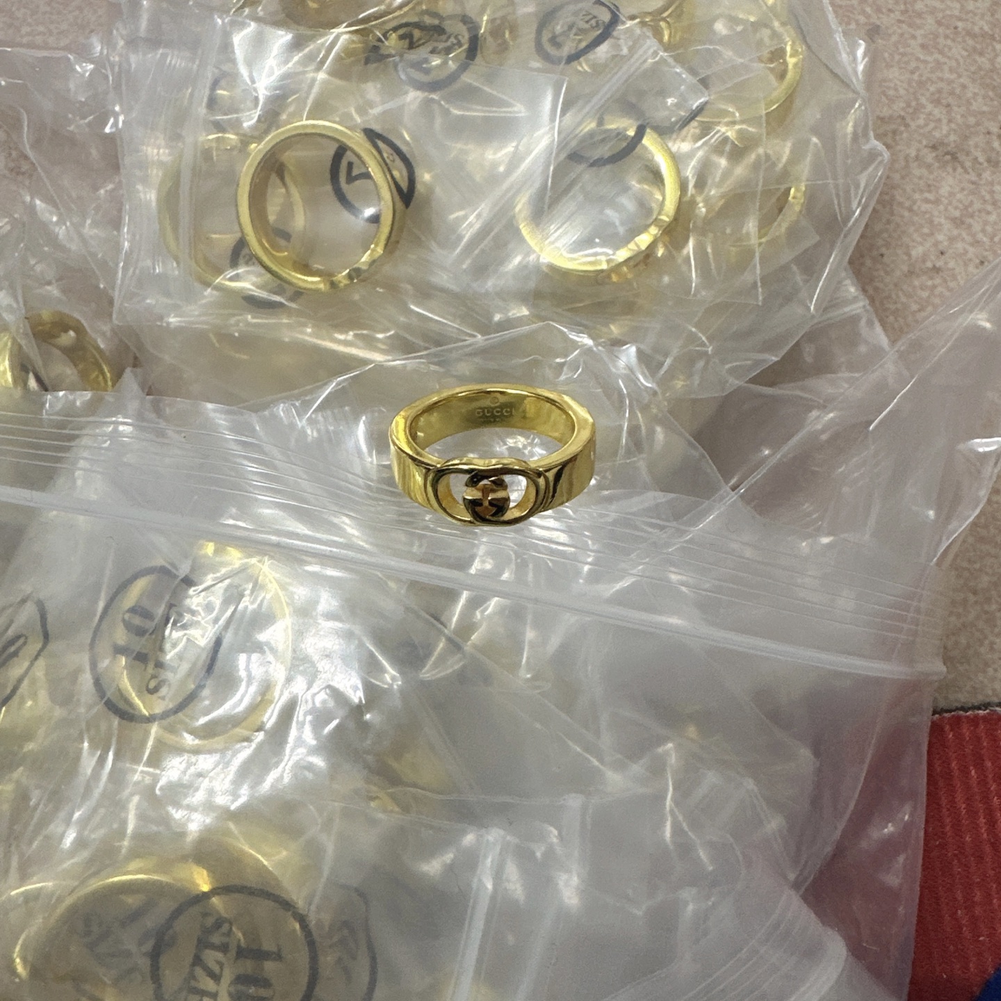 NO:105468,Genuine GUCCI Gucci Double G Hollow Interlocking Gold Couple Men and Women Ring Size 6-11, Jewelry Boutique, Gucci, Gucci, Ring, Gold19860909专柜正品GUCCI古驰双G镂空interlocking黄金色情侣男女戒指尺寸6-11,饰品精品,gucci,gucci,ring,gold,Jewelry